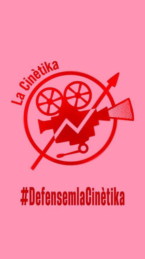 Cartell en rosa i vermell de La Cinètika amb l'icona (un projector de cinema en mig del símbol okupa) i una etiqueta que diu Defensem La Cinètika