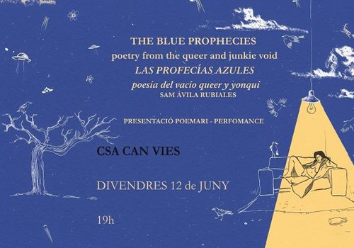 un cartell de fons blau, amb una iŀlustració amb un arbre sec, una persona amb cabells llargs i pits i una bata oberta estirada al sofà, iŀluminada en groc per una làmapda des de dalt. Una ampolla buida al terra, corbs, i de fons, ovnis, floretes