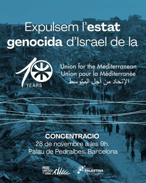 imatge de fons en tons blaus d'una zona devastada, amb persones caminant pel carrer. Probablement Gaza. Logos de Prou Complicitat amb Israel i Comunitat Palestina de Catalunya.