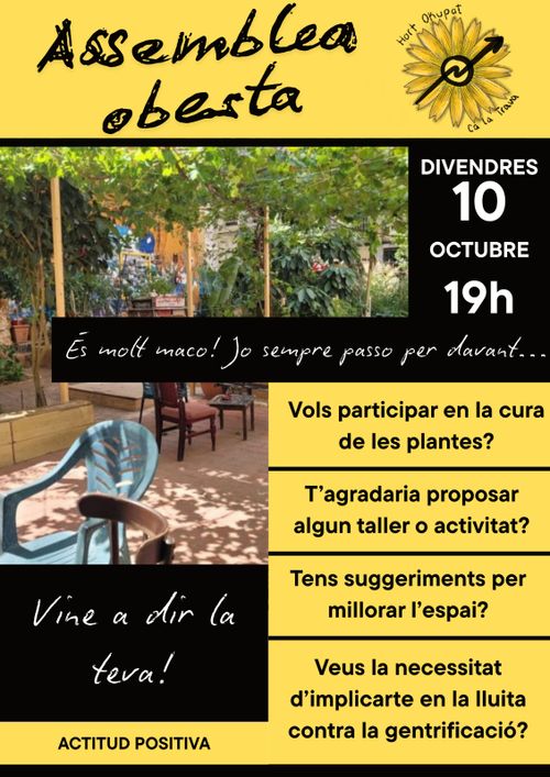 una foto de l'hort amb cadires variades, plantes de fons, i una parra o enfiladissa fent de porxo. Les preguntes de la descripció en negre sobre groc, animant a anar-hi