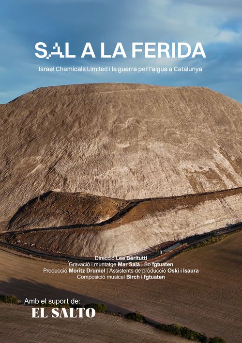 Fotografia d'una pila de terra enorme, una muntanya de gran, amb signes d'explotació minera. Contra el cel clar, lletres blanques diuen "sal a la ferida". Crèdits en petit a sota, i reconeixement de "amb el suport de: EL SALTO"