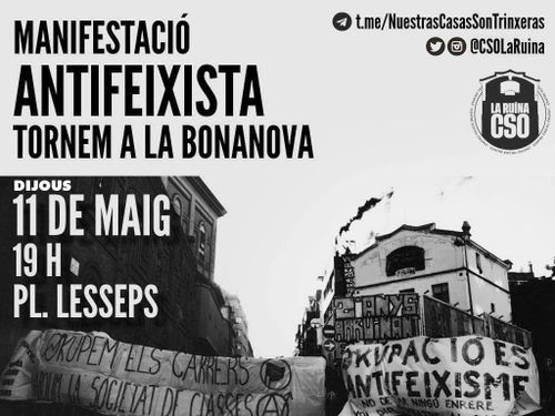 manifestació antifeixista. tornem a la bonanova.
imatge en escala de grisos amb dues pancartes davant la casa "la Ruïna". Diuen: "Okupem els carrers. Abolim la societat de classes", i l'altra: "okupació és antifeixisme"